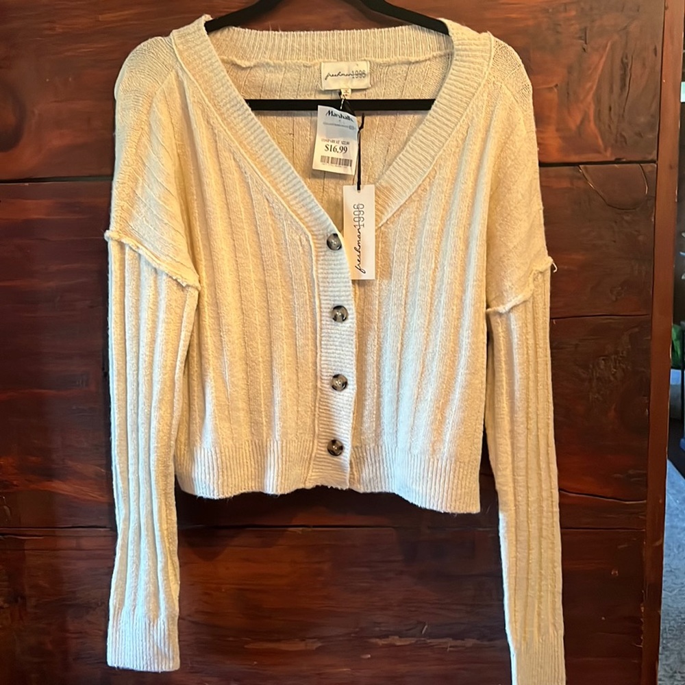 Cropped cream lightweight sweater with tortoise buttons. NWT